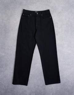 Model wearing Rigid baggy jean in black