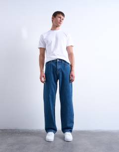 Model wearing Rigid baggy jean in mid wash