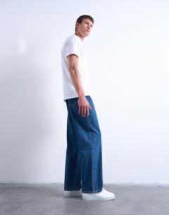 Model wearing Rigid baggy jean in mid wash