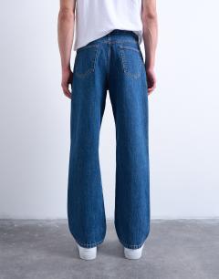 Model wearing Rigid baggy jean in mid wash