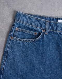Model wearing Rigid baggy jean in mid wash