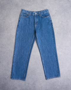 Model wearing Rigid baggy jean in mid wash