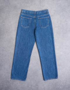 Model wearing Rigid baggy jean in mid wash