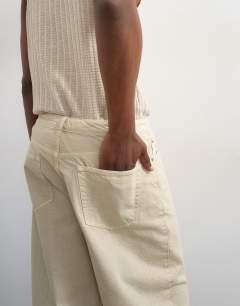 Model wearing Rigid baggy jean in oat