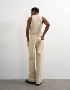 Model wearing Rigid baggy jean in oat