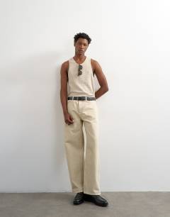 Model wearing Rigid baggy jean in oat