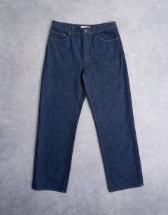 Model wearing Rigid baggy jean in raw