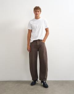 Rigid barrel fit jean in clean brown
