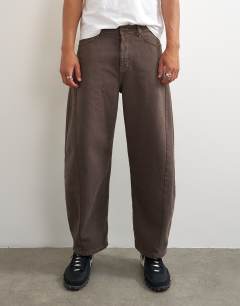 Model wearing Rigid barrel fit jean in clean brown