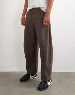 Model wearing Rigid barrel fit jean in clean brown