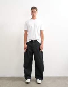Model wearing Rigid barrel fit jean in raw black