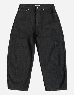 Model wearing Rigid barrel fit jean in raw black