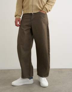Model wearing Rigid barrel fit jean in washed green
