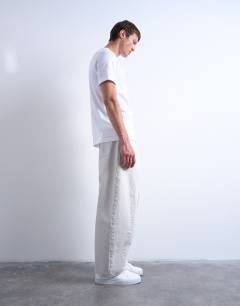 Model wearing Rigid barrel jean in bone