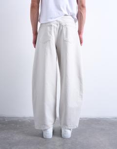 Model wearing Rigid barrel jean in bone