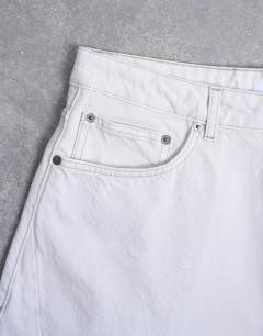 Model wearing Rigid barrel jean in bone