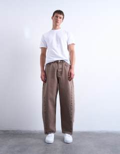 Model wearing Rigid barrel jean in brown