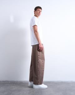 Model wearing Rigid barrel jean in brown