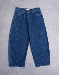 Model wearing Rigid barrel jean in dark wash