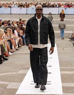 Rigid barrel jean in raw black