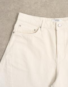 Model wearing Rigid barrel jean in white