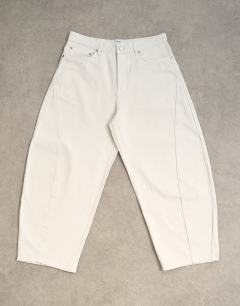 Model wearing Rigid barrel jean in white