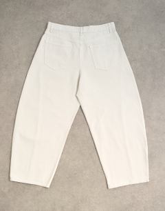 Model wearing Rigid barrel jean in white