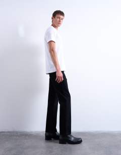 Model wearing Rigid straight jean in black