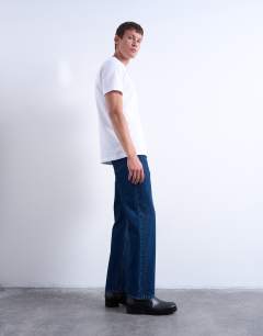 Model wearing Rigid straight jean in dark wash blue