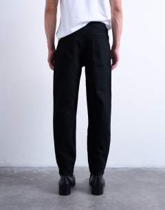 Model wearing Rigid taper jean in black