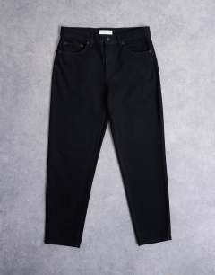 Model wearing Rigid taper jean in black