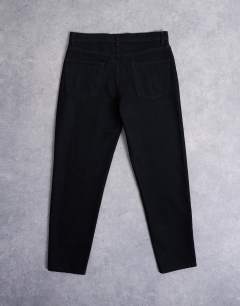 Model wearing Rigid taper jean in black