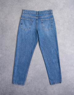 Model wearing Rigid taper jean in mid wash