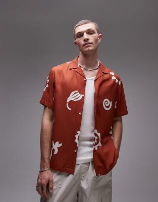 Topman - Ruimvallend overhemd met zonneprint en korte mouwen in gebrand rood - view 1