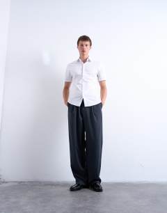 Model wearing Short sleeve formal slim stretch fit shirt in white
