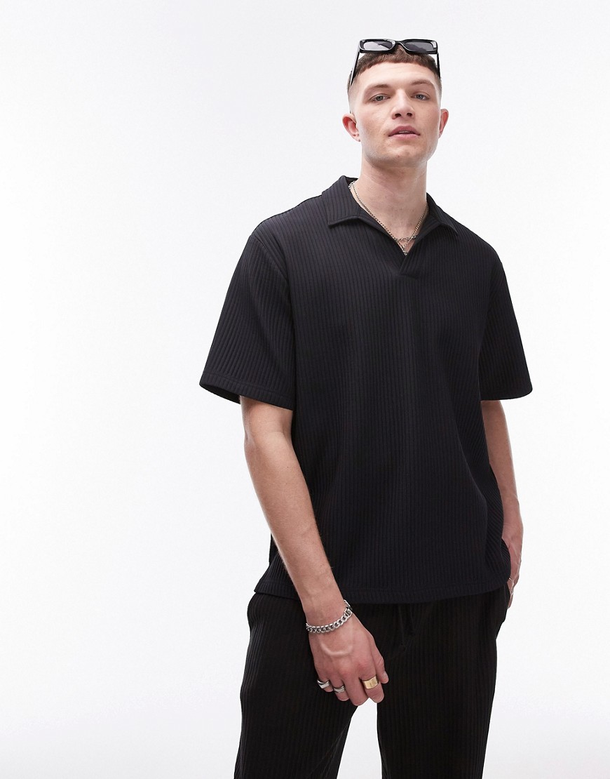 short sleeve plisse polo shirt in black