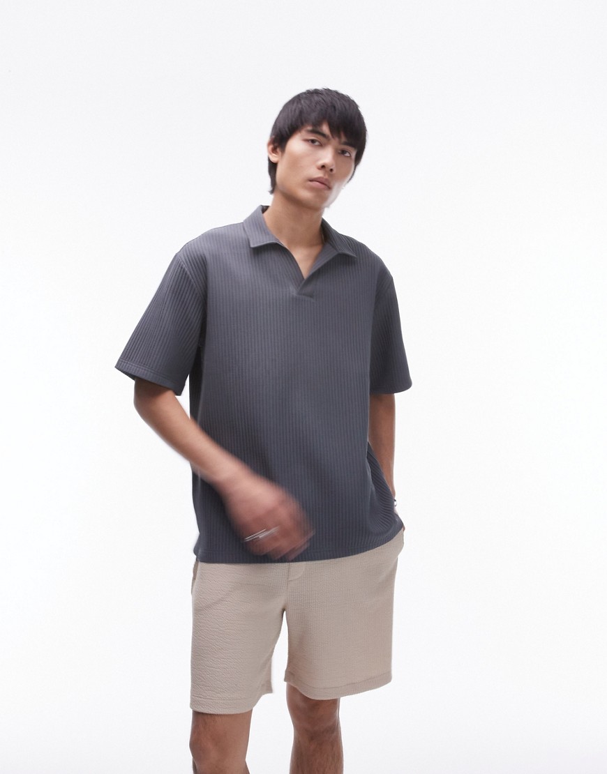 short sleeve plisse polo shirt in charcoal-Gray
