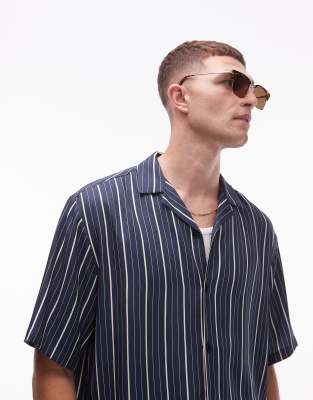 short sleeve striped shirt in navy-Blue