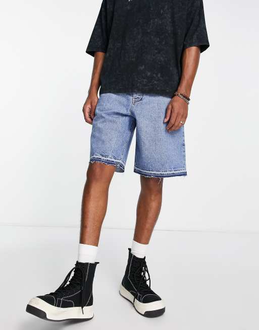 Topman – Shorts mit geradem Bein und fransigem Saum in mittelblauer Waschung 
