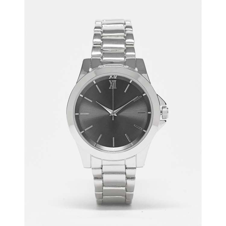 Topman watches new arrivals