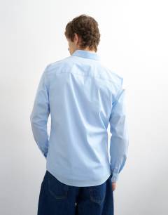 Model wearing Slim fit long sleeve formal stretch shirt in light blue