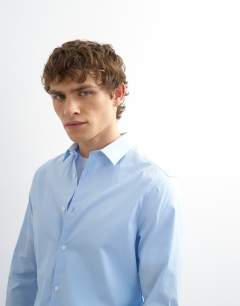 Model wearing Slim fit long sleeve formal stretch shirt in light blue