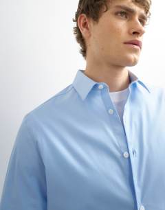 Model wearing Slim fit long sleeve formal stretch shirt in light blue