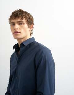 Model wearing Slim fit long sleeve formal stretch shirt in navy