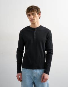 Model wearing Slim fit long sleeve rib henley t-shirt in black
