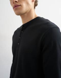 Model wearing Slim fit long sleeve rib henley t-shirt in black
