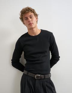 Model wearing Slim fit rib long sleeve t-shirt in black