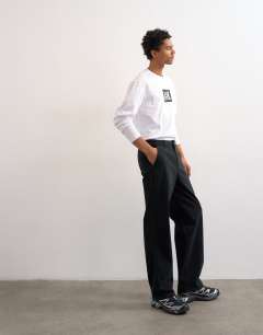 Straight chino in black