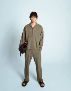 Straight fit seersucker jogger in khaki