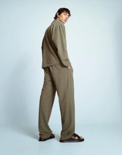 Model wearing Straight fit seersucker jogger in khaki